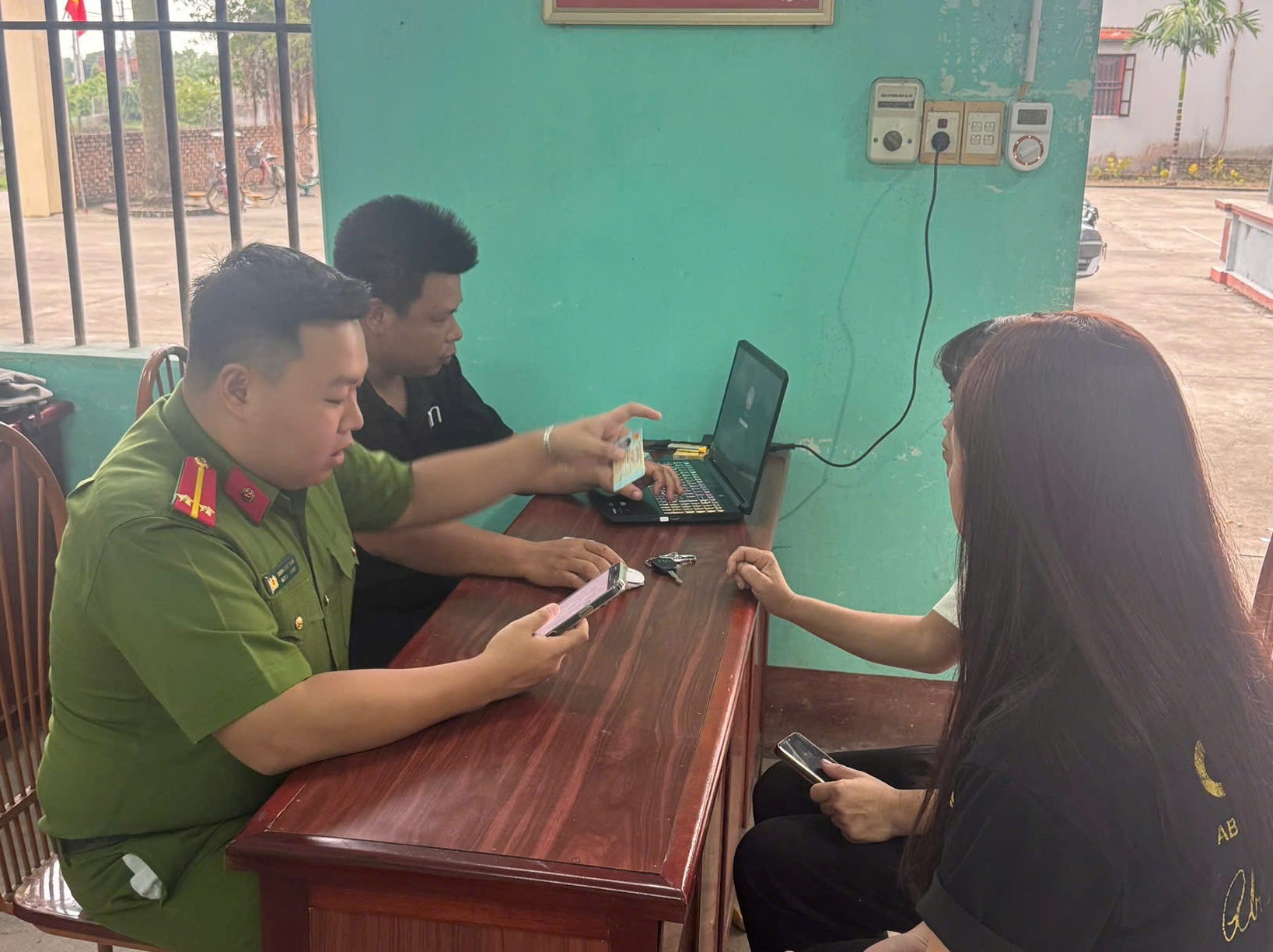 Công an xã Cẩm Giang tăng cường kích hoạt định danh điện tử (VNeID) mức độ 2 và tích hợp các loại giấy tờ trong kỳ nghỉ lễ 02/9